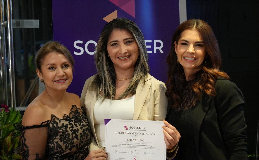 Erika Young recibiendo su certificado SOSTENER®
