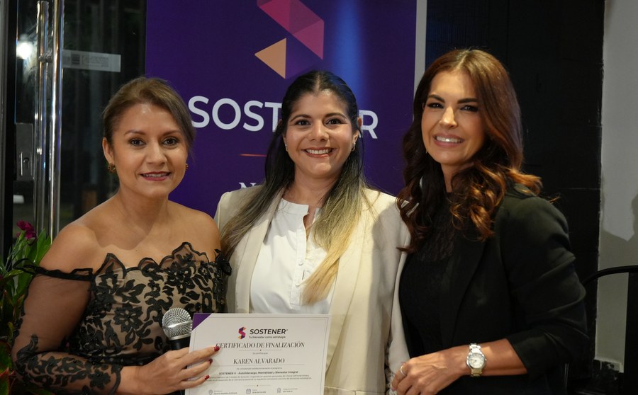 Karen Alvarado recibiendo su certificado SOSTENER®