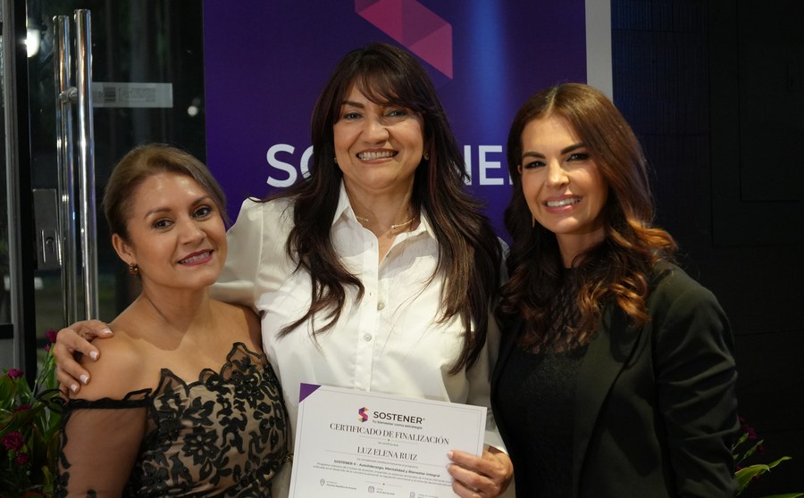 Luz Elena Ruiz recibiendo su certificado SOSTENER®