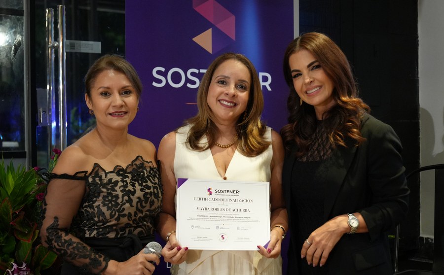 Mayra Robles de Achurra recibiendo su certificado SOSTENER®