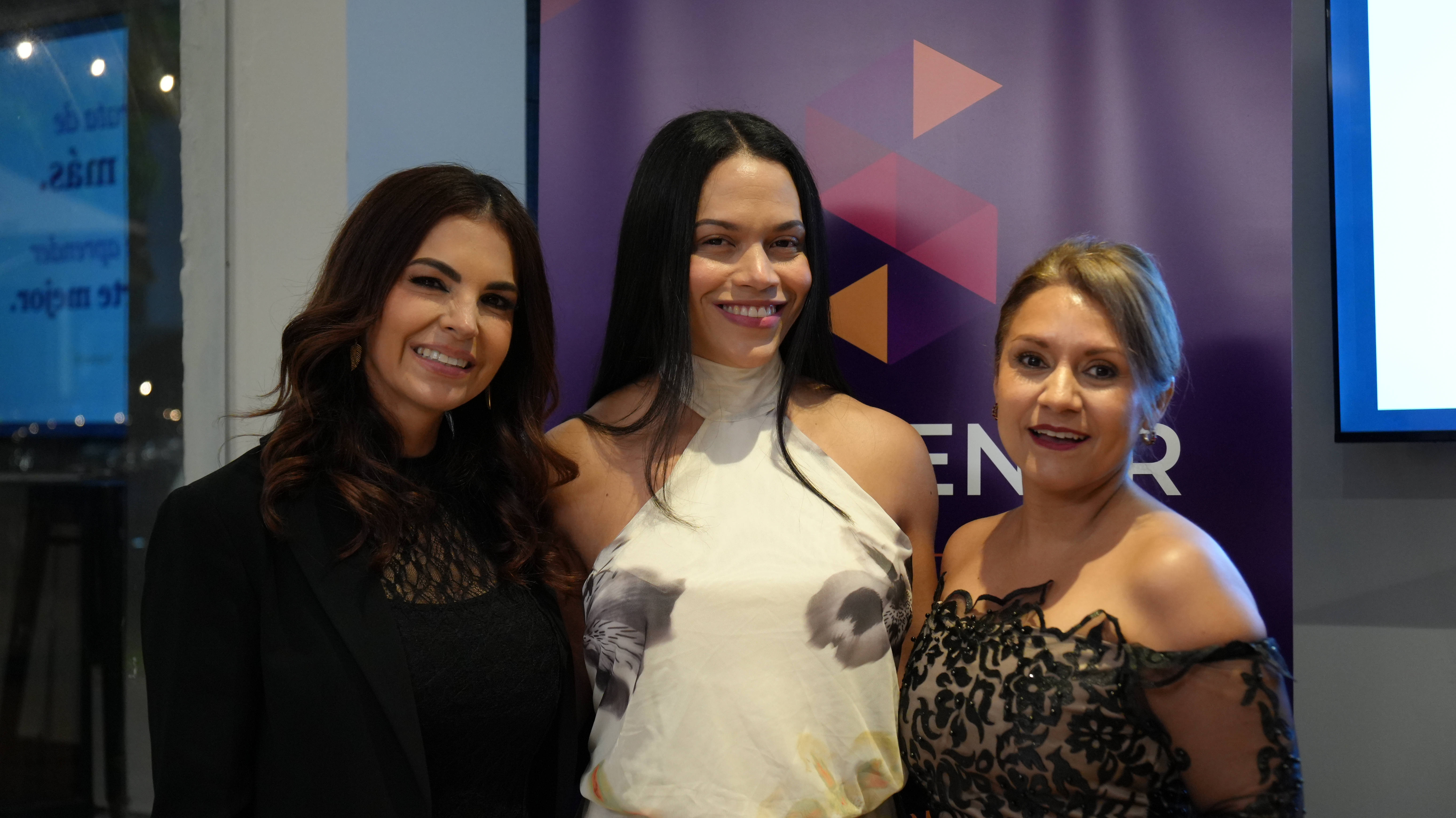 Participantes con el banner SOSTENER® · Evento de cierre