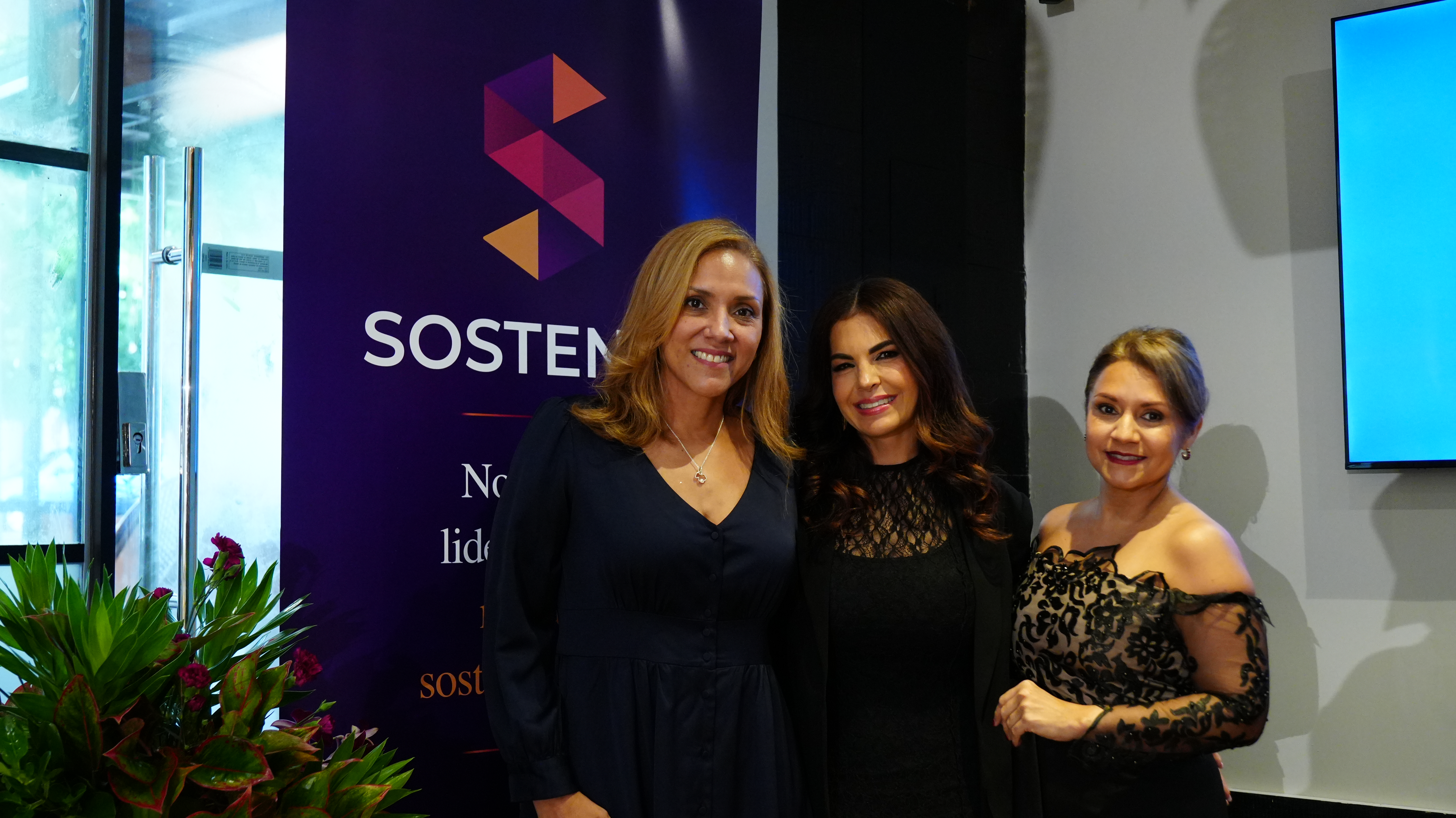 Participantes frente al banner SOSTENER® · Evento 29 abril